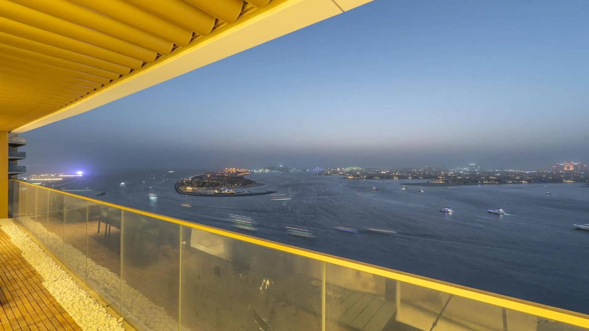 Grand Bleu I Private Beach I Palm Jumeirah, Sea & Sky Views I Infinity Pool I Ps5 I By Skyline Serenity Dubaj 0*,  Spojené arabské emiráty