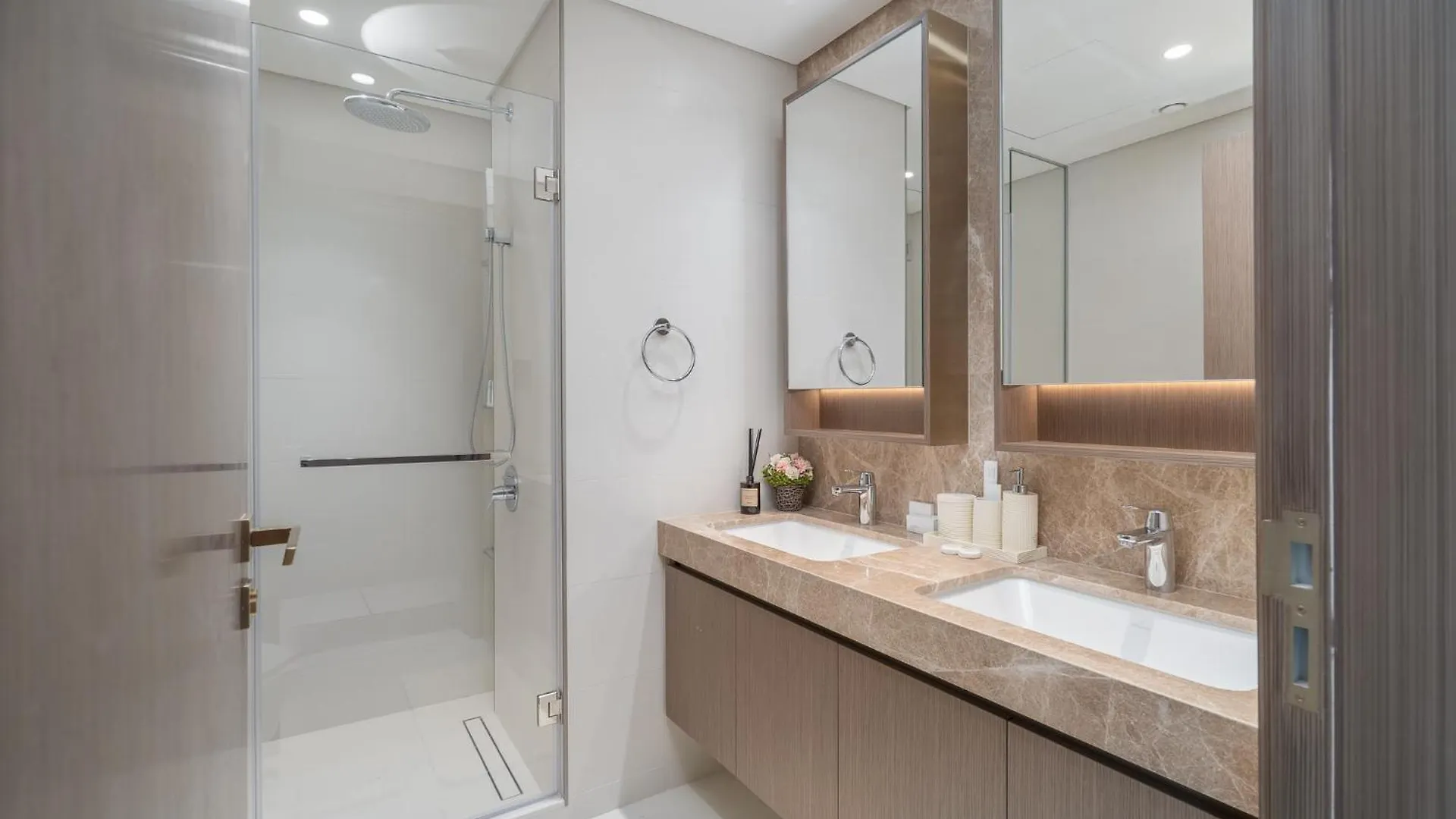 Grand Bleu I Private Beach I Palm Jumeirah, Sea & Sky Views I Infinity Pool I Ps5 I By Skyline Serenity Dubaj Apartmán