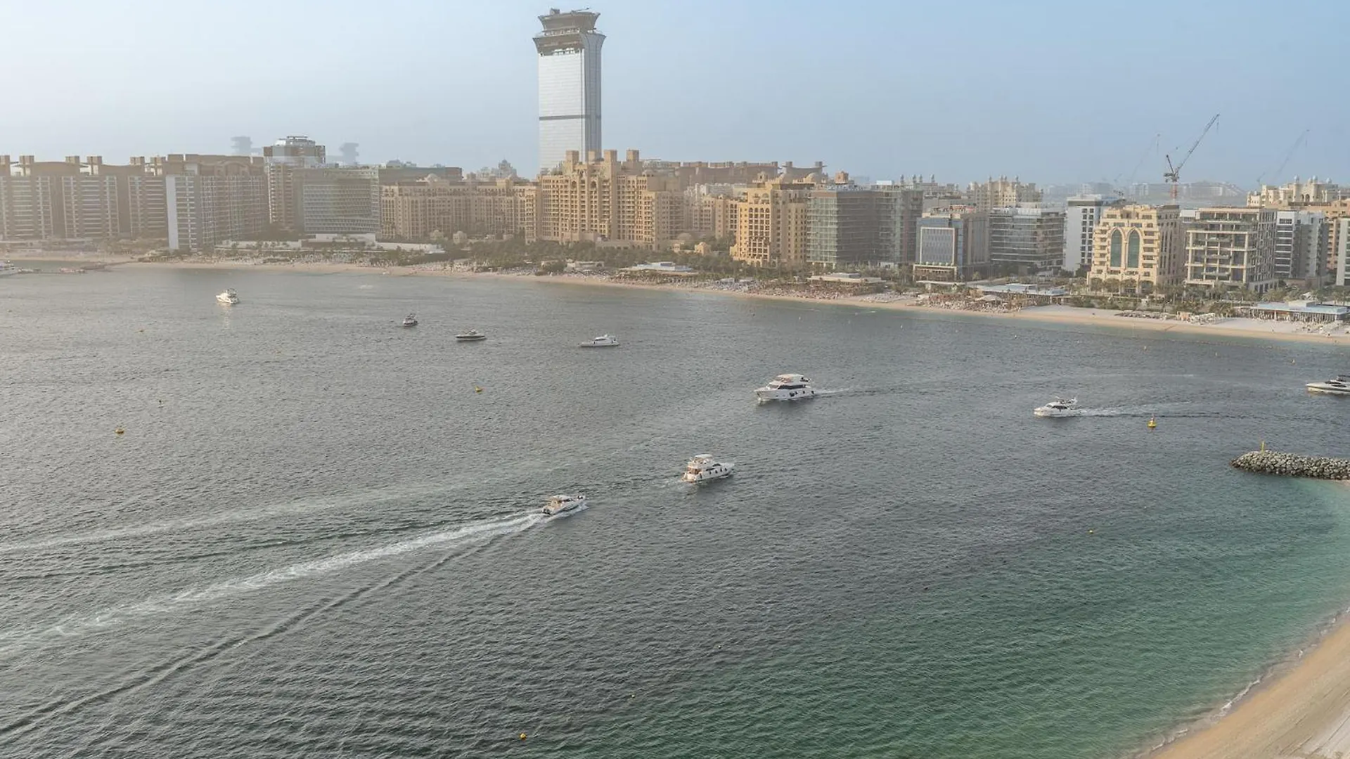 Grand Bleu I Private Beach I Palm Jumeirah, Sea & Sky Views I Infinity Pool I Ps5 I By Skyline Serenity Dubaj