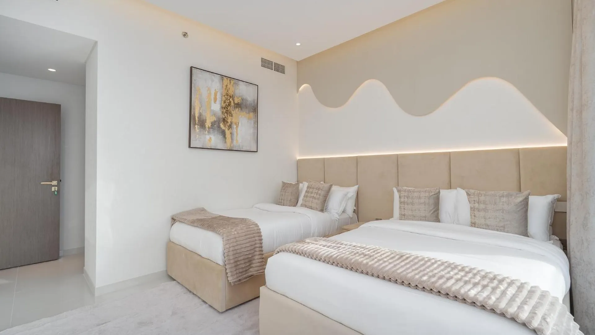 Grand Bleu I Private Beach I Palm Jumeirah, Sea & Sky Views I Infinity Pool I Ps5 I By Skyline Serenity Dubai