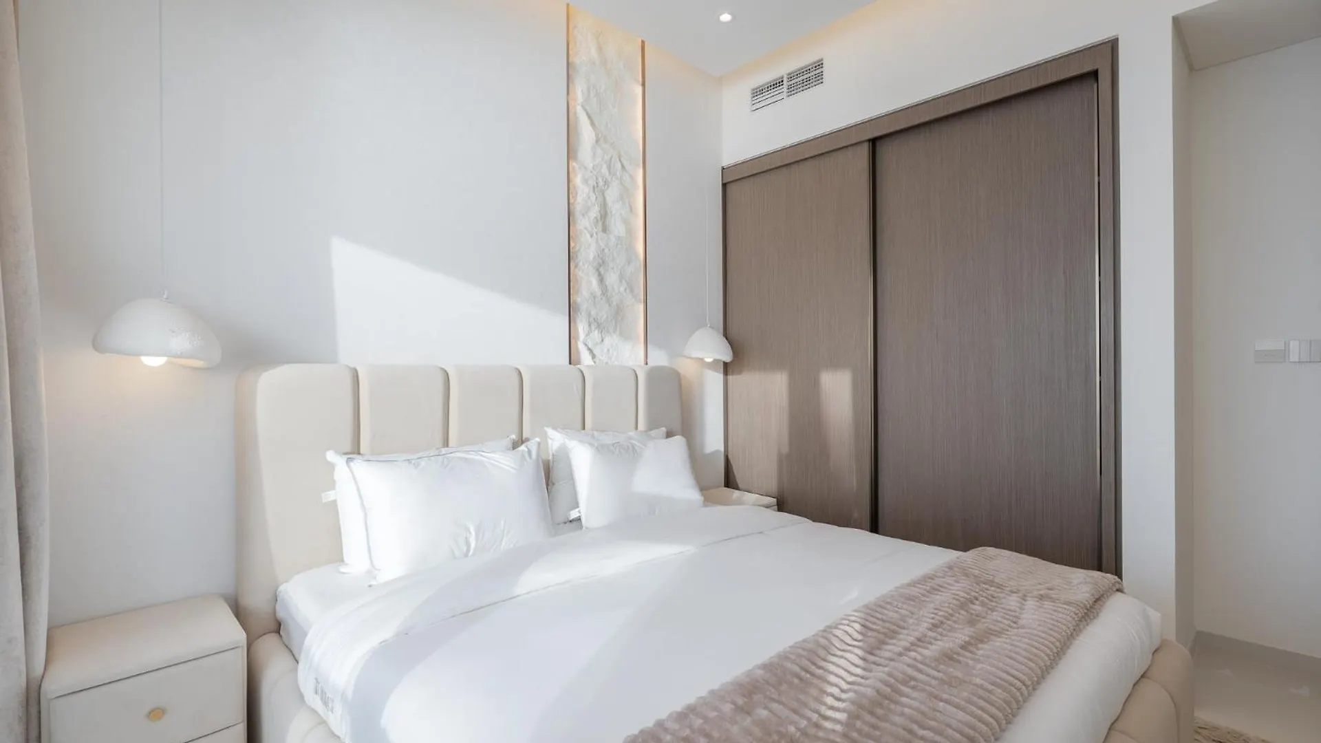 Grand Bleu I Private Beach I Palm Jumeirah, Sea & Sky Views I Infinity Pool I Ps5 I By Skyline Serenity Dubai 0*,  United Arab Emirates