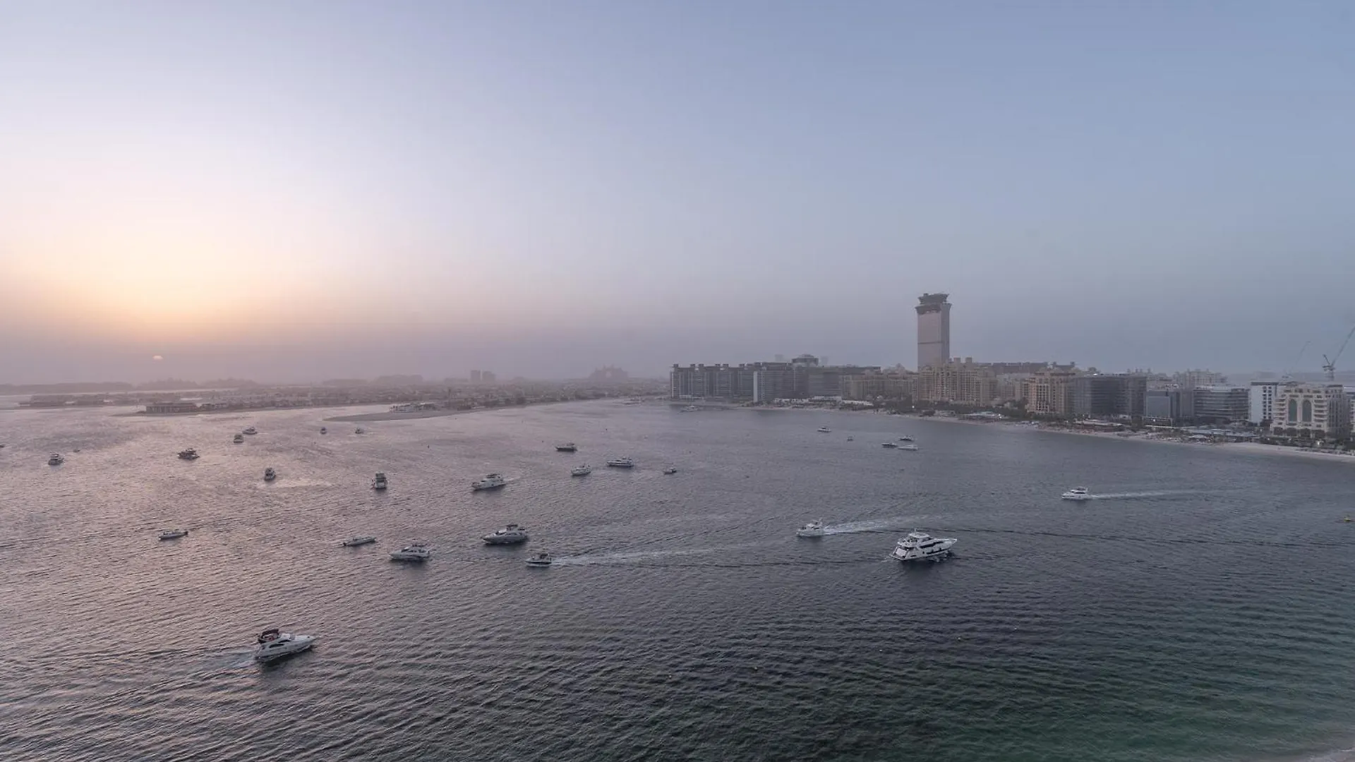 Grand Bleu I Private Beach I Palm Jumeirah, Sea & Sky Views I Infinity Pool I Ps5 I By Skyline Serenity Dubai United Arab Emirates