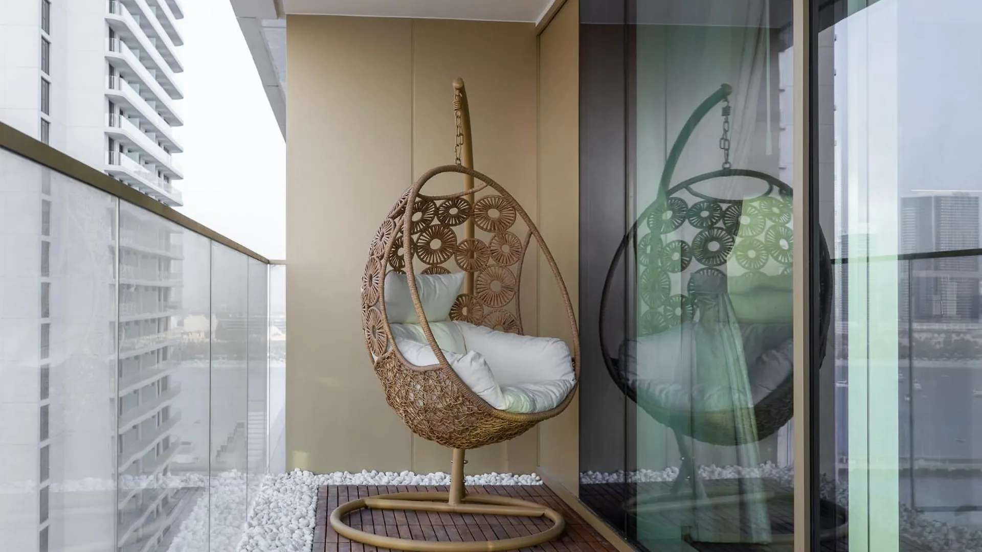 Grand Bleu I Private Beach I Palm Jumeirah, Sea & Sky Views I Infinity Pool I Ps5 I By Skyline Serenity Dubai