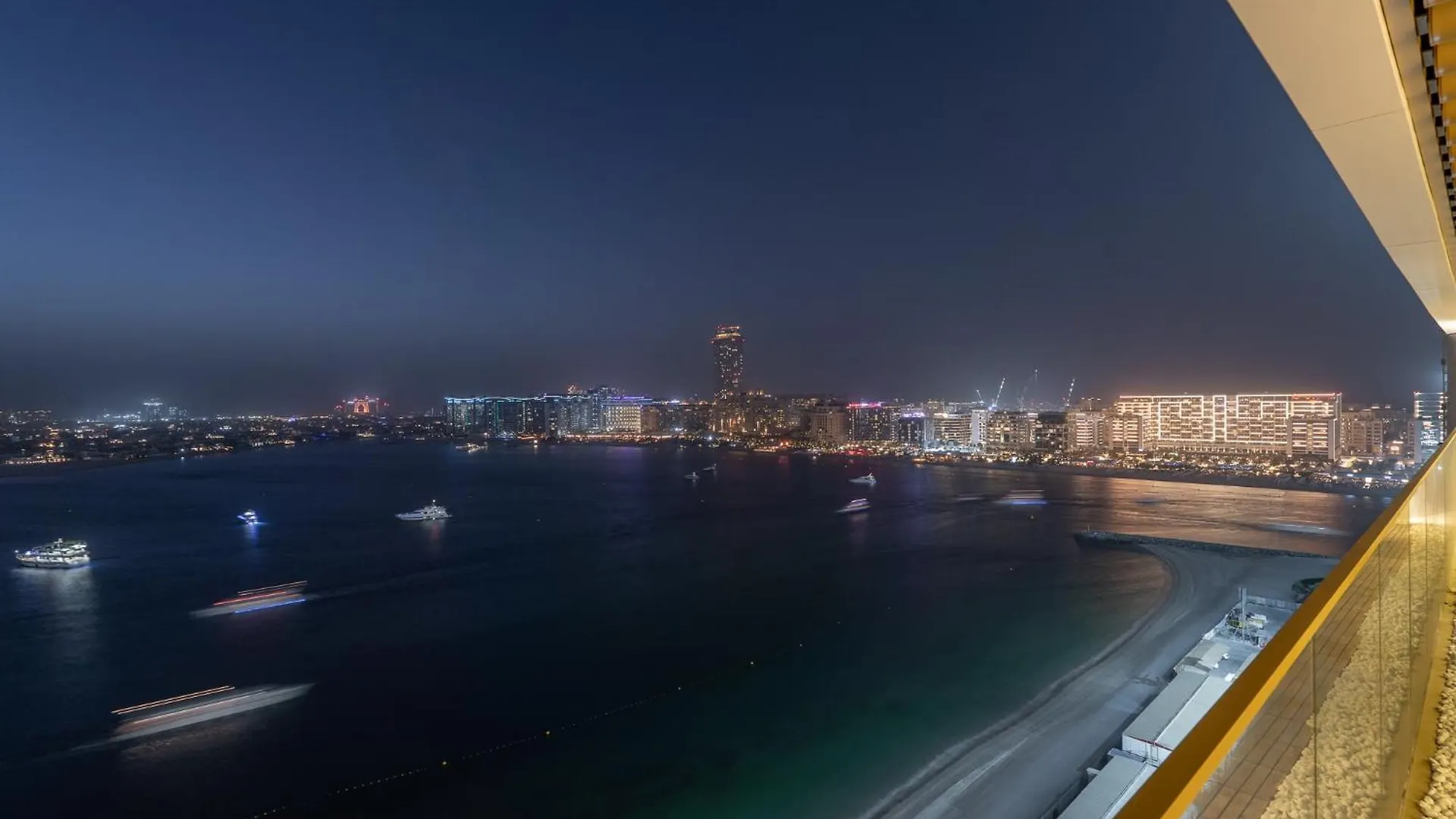 Apartment Grand Bleu I Private Beach I Palm Jumeirah, Sea & Sky Views I Infinity Pool I Ps5 I By Skyline Serenity Dubai