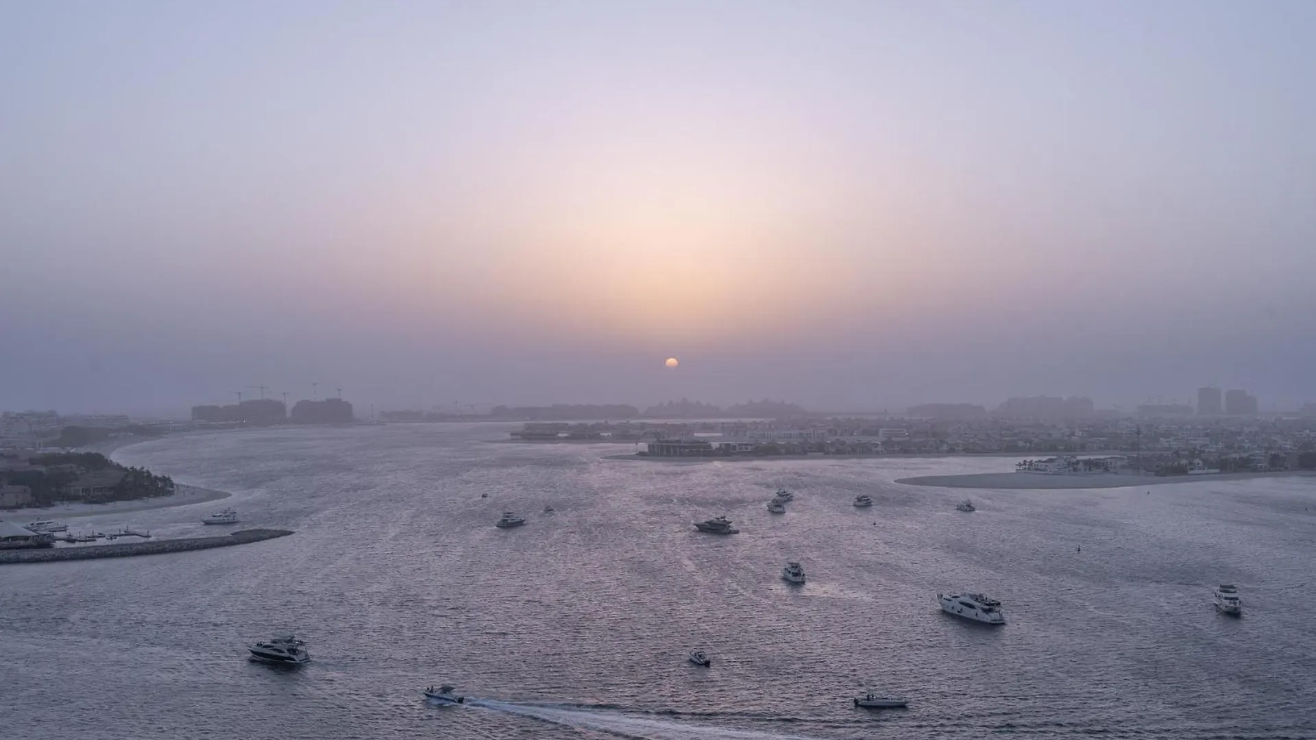 Apartment Grand Bleu I Private Beach I Palm Jumeirah, Sea & Sky Views I Infinity Pool I Ps5 I By Skyline Serenity Dubai