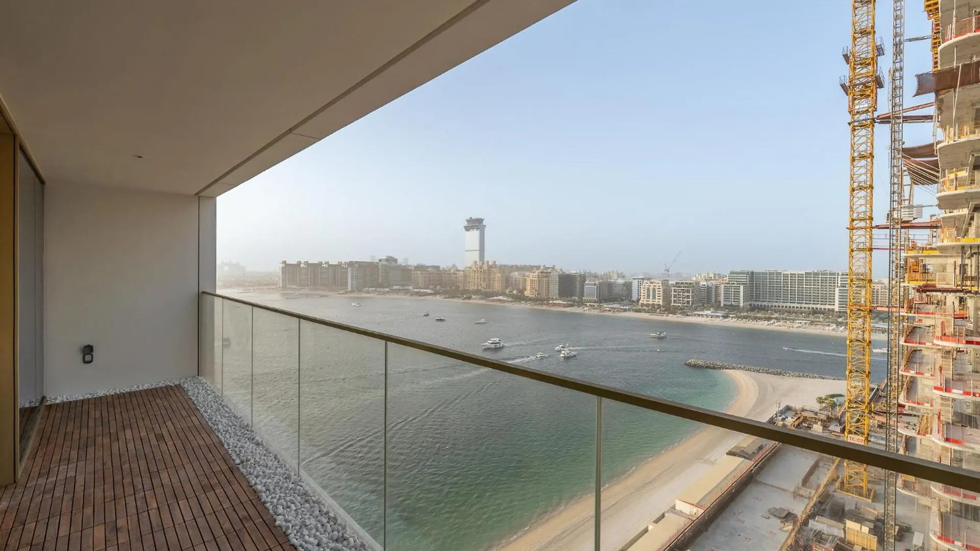 Grand Bleu I Private Beach I Palm Jumeirah, Sea & Sky Views I Infinity Pool I Ps5 I By Skyline Serenity Dubai United Arab Emirates