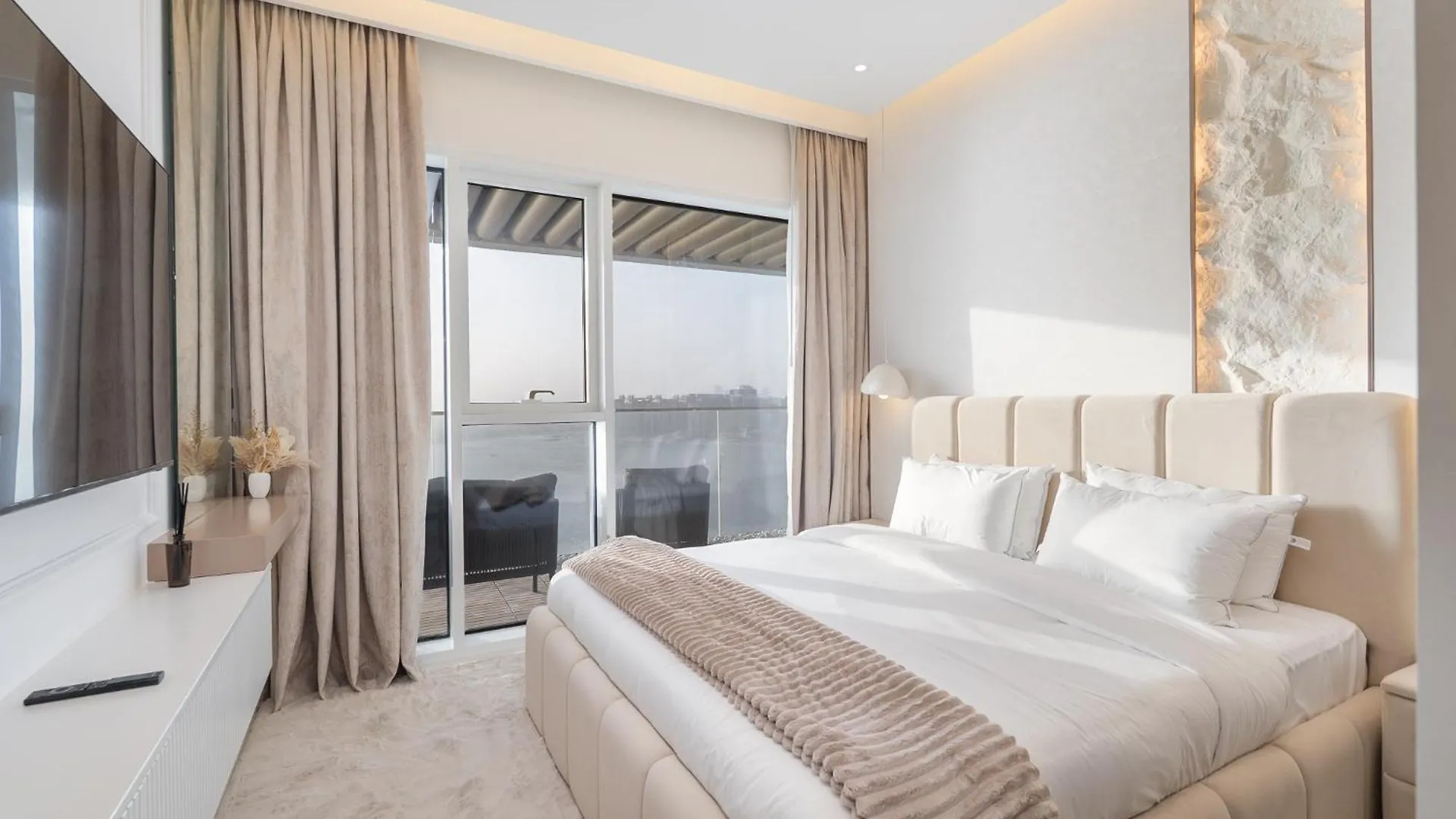 Grand Bleu I Private Beach I Palm Jumeirah, Sea & Sky Views I Infinity Pool I Ps5 I By Skyline Serenity Dubai Apartment